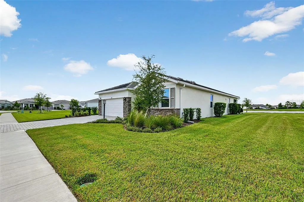 4 bed, 2.0 bath, 2046 sqft, $3,950 — Photo 2