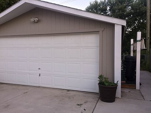 Garage 2 1/2, Lots Cabinets