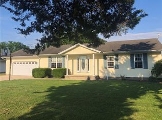 503 S 8th St, Altamont, IL 62411