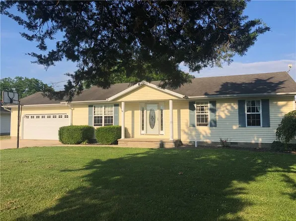 503 S 8th St, Altamont, IL 62411