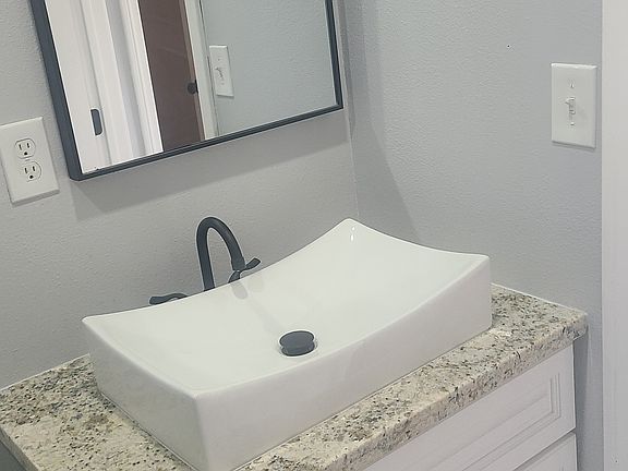 4th image of 17237 Deodar Ave