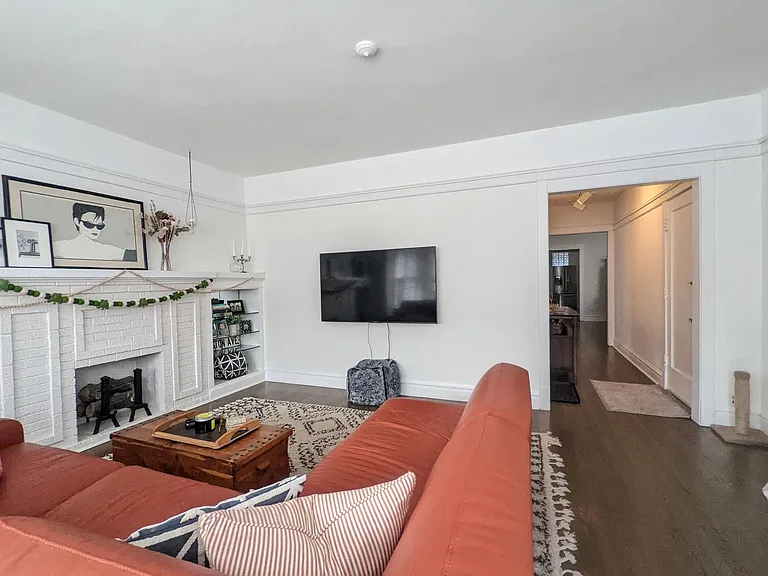 1458 W Belle Plaine Ave — Photo 6