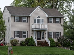 10 Acorn Ct, Wappingers Falls, NY 12590