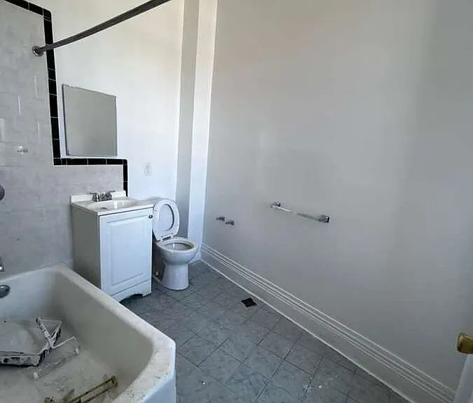 73 N Broadway — Photo 3