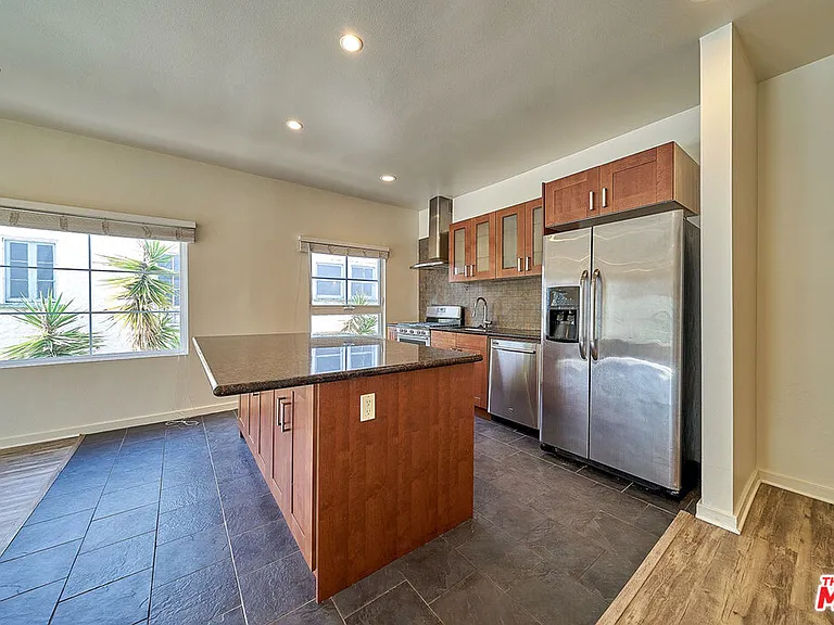 614 N Genesee Ave — Photo 22