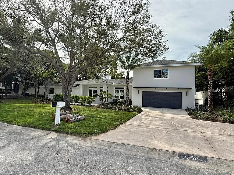 1359 Harbor Dr — Photo 2