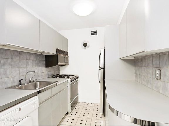 4th image of 302 Lexington Ave #6J