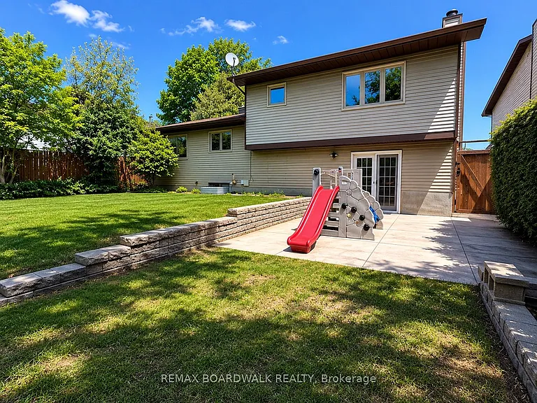 22 Bartley Cres — Photo 36