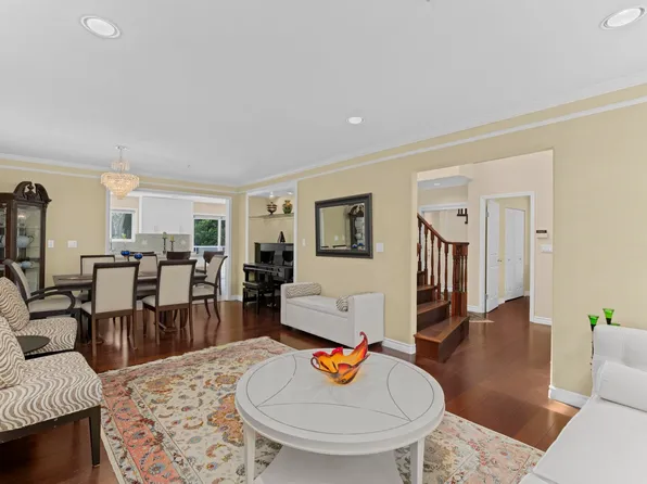 1426 Fulton Ave, West Vancouver, BC V7T 1P1