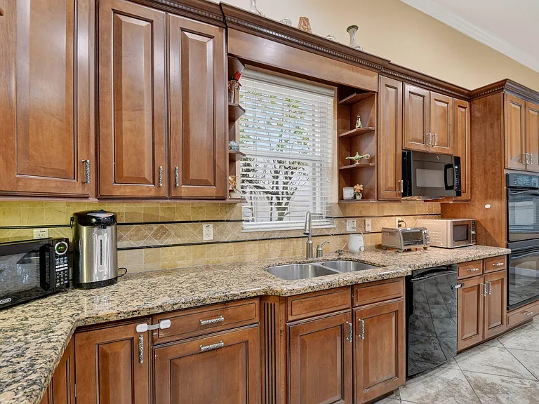 10247 Isle Wynd Ct — Photo 34