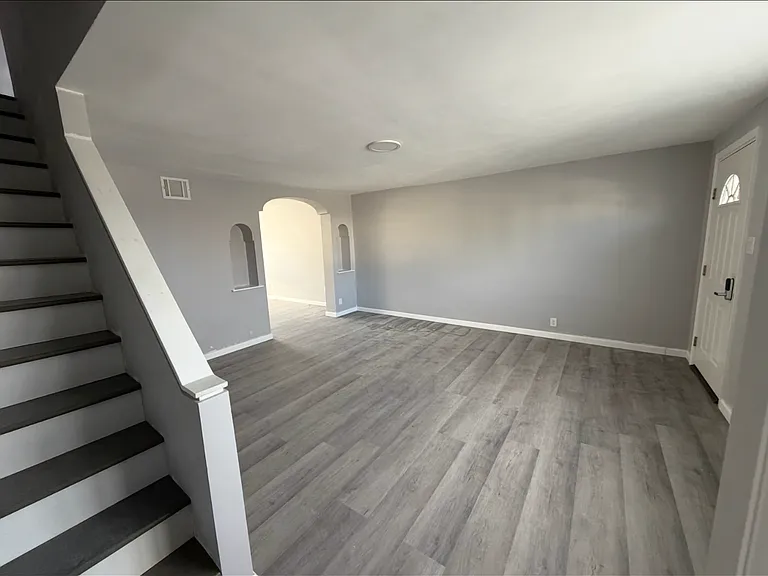 2828 Devereaux Ave — Photo 4