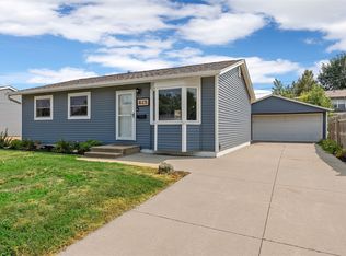 825 Valleyview Dr, Marion, IA 52302