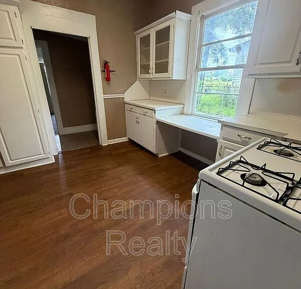 1604 Dudley Ave — Photo 2