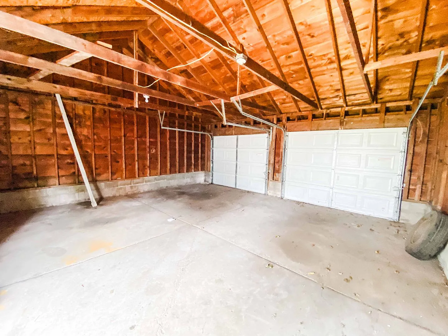 Beautifully remodeled three bedroom home in East Toledo! — Photo 2