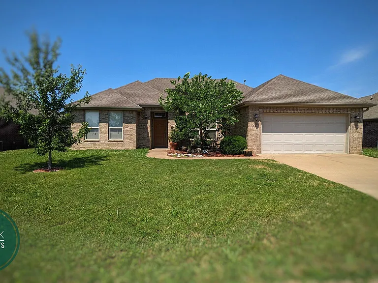 608 SW Wallstone Rd — Photo 2
