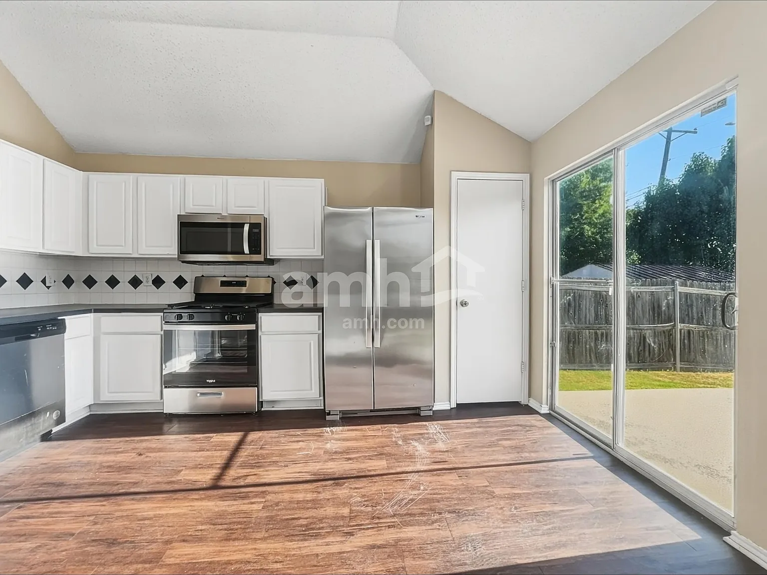 3 bed, 2.0 bath, 1702 sqft, $2,300 — Photo 3