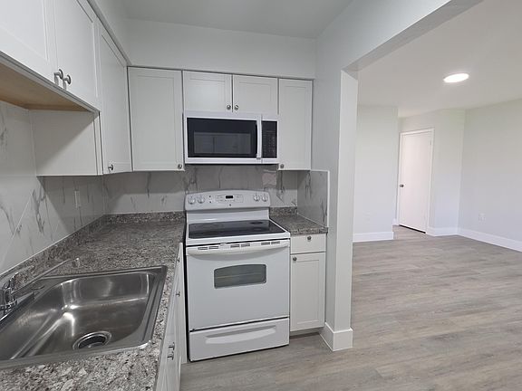 3rd image of 7612 Pembroke Rd APT C