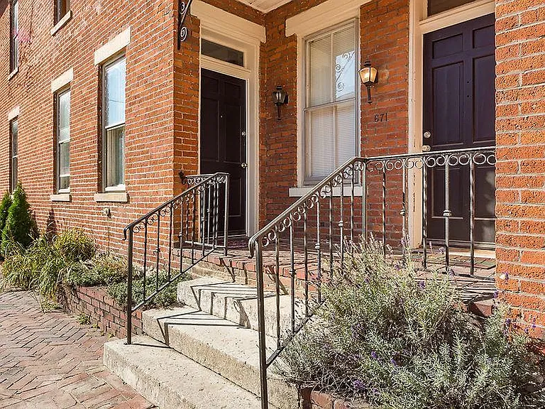 254 E Sycamore St — Photo 3