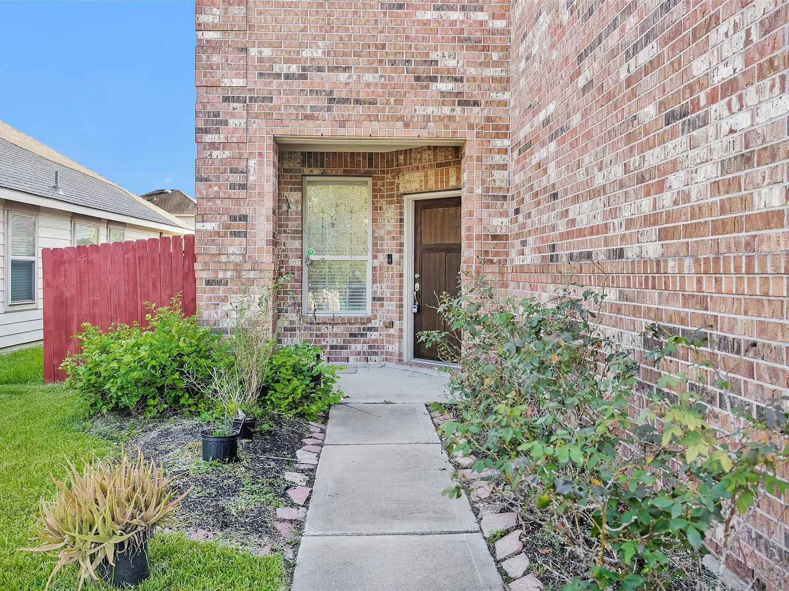 4 bed, 3.5 bath, 2350 sqft, $2,100 — Photo 2