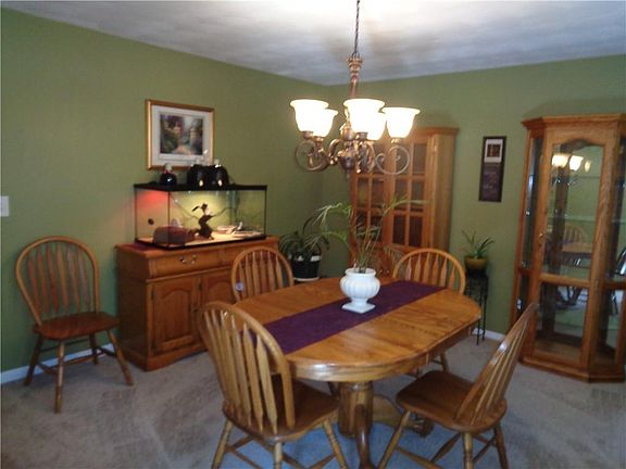 4th image of 9 Glen Acre Dr
