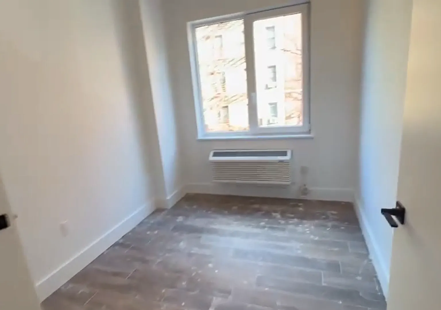 3 bed, 900 sqft, $3,373 — Photo 4