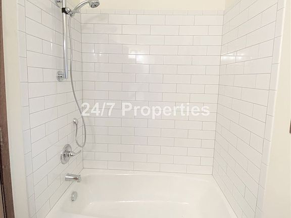 5th image of 1435 SE Glenwood St #5000205
