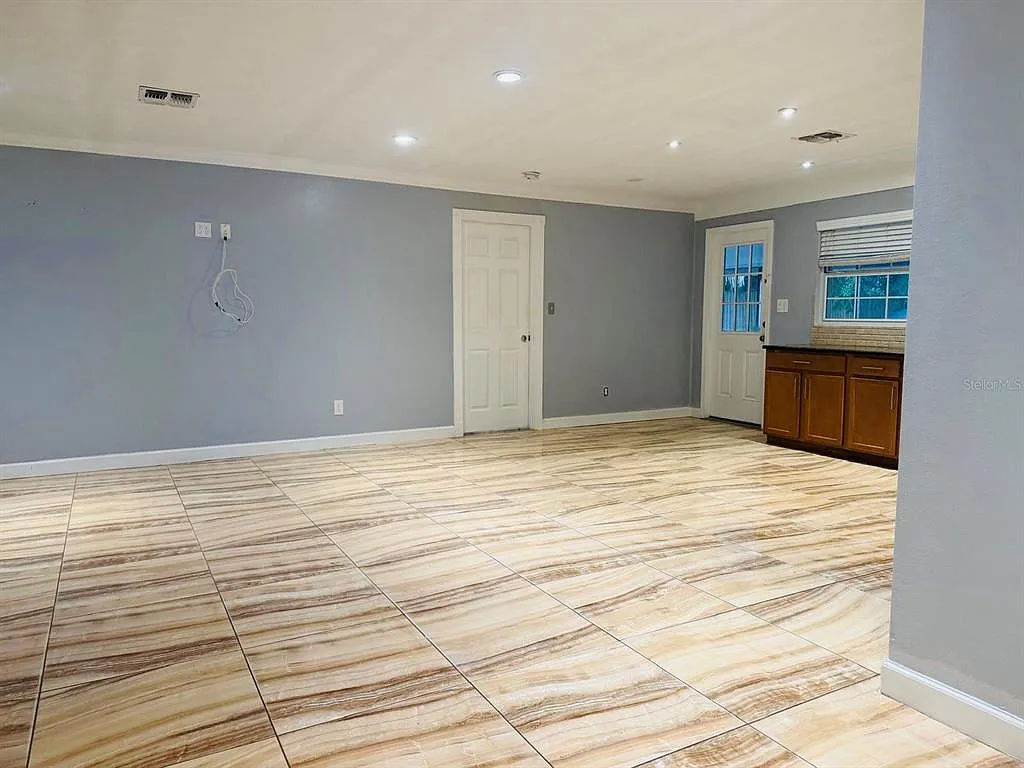 5 bed, 3.0 bath, 2300 sqft, $2,998 — Photo 2