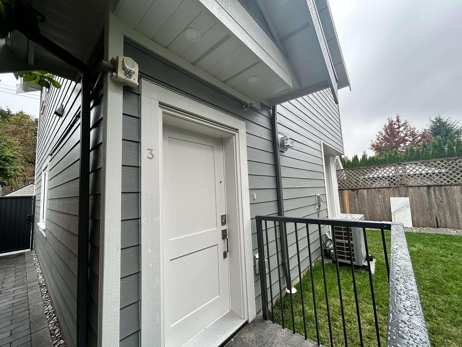 3 bed, 1100 sqft, $4,200 — Photo 2