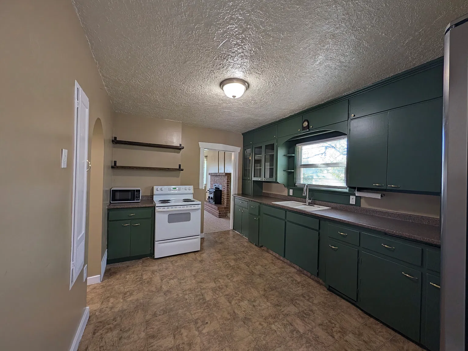 4 bed, 1950 sqft, $1,995 — Photo 4