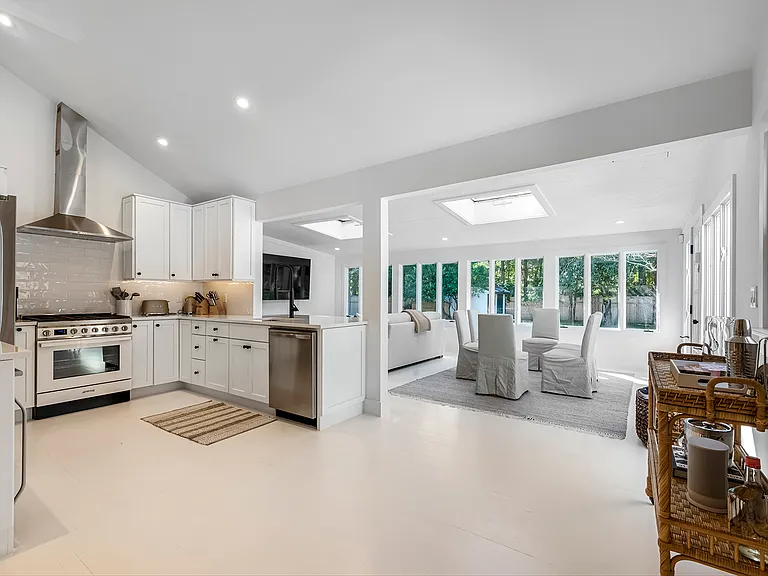 94 Pembroke Dr — Photo 6