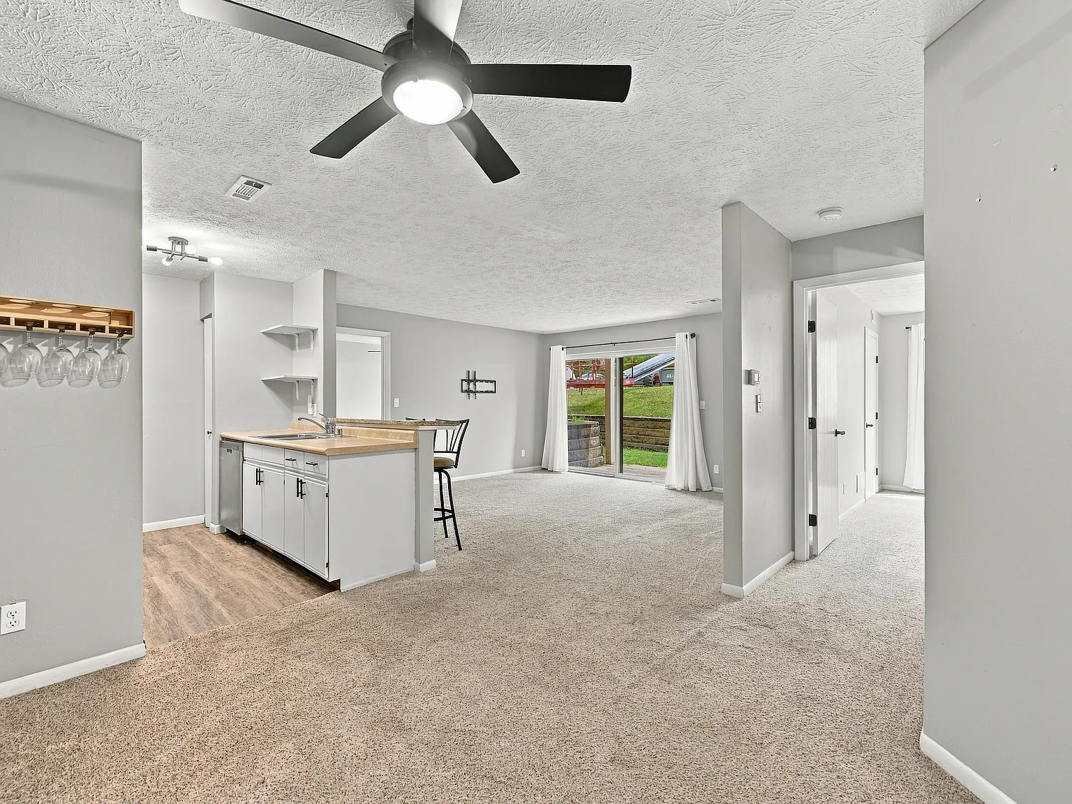 18 Woodland Hills Dr — Photo 2