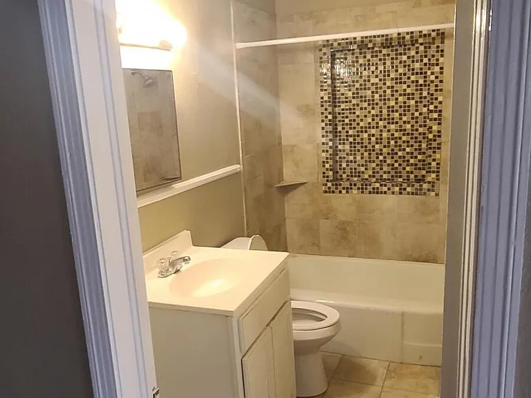 327 Decelle St #B — Photo 18