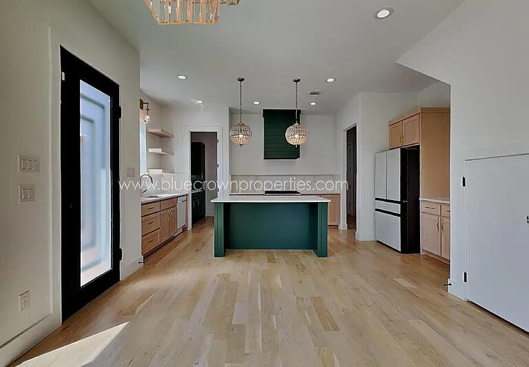 805 S Glasgow Dr — Photo 3