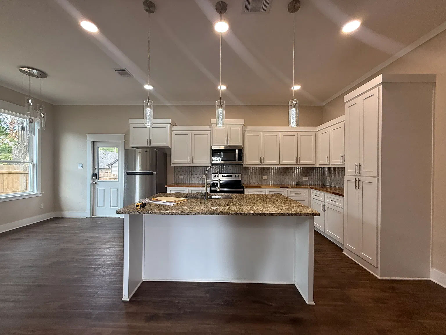 3 bed, $1,950 — Photo 3