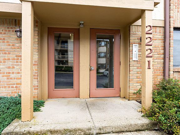 3rd image of 2221 Hedgerow Rd #2221F