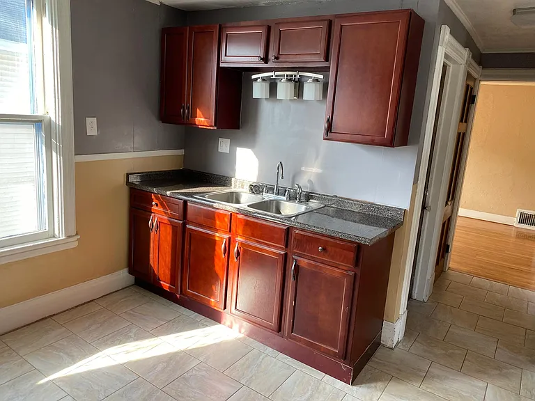 12 Davis Ave — Photo 3