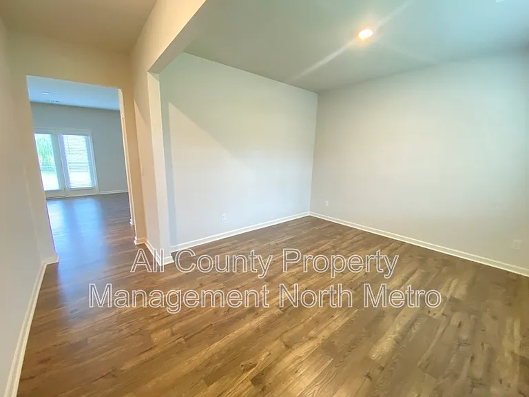 102 Oaktree St — Photo 5