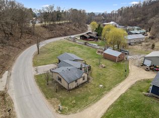 S3559 Chicken Valley Rd, Fountain City, WI 54629