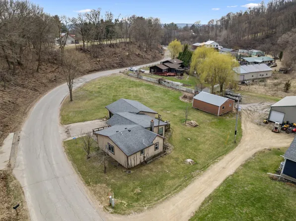 S3559 Chicken Valley Rd, Fountain City, WI 54629
