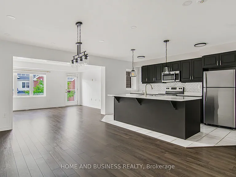 1135 Duignan Cres — Photo 7