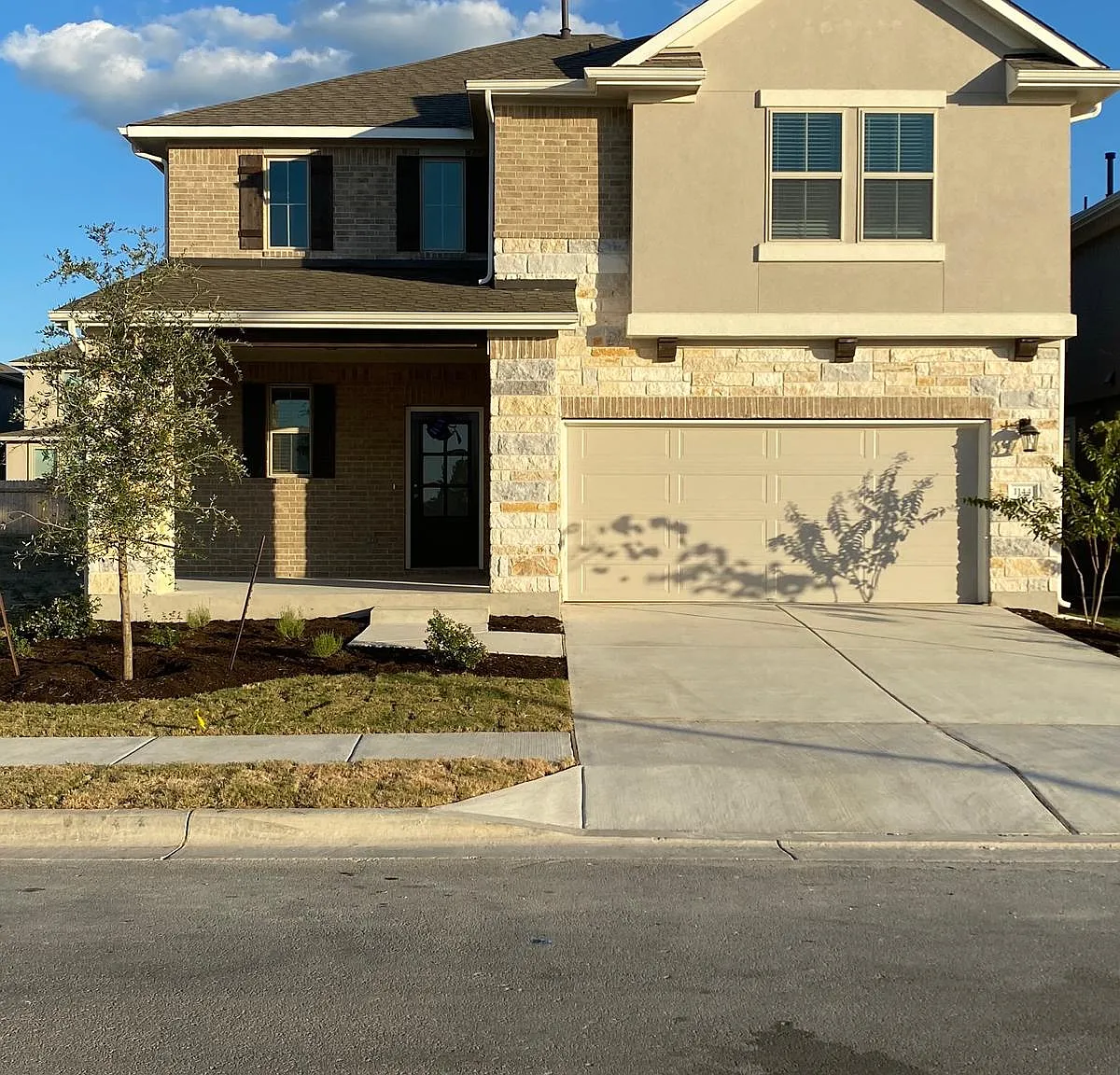4 bed, 2560 sqft, $2,380 — Photo 2