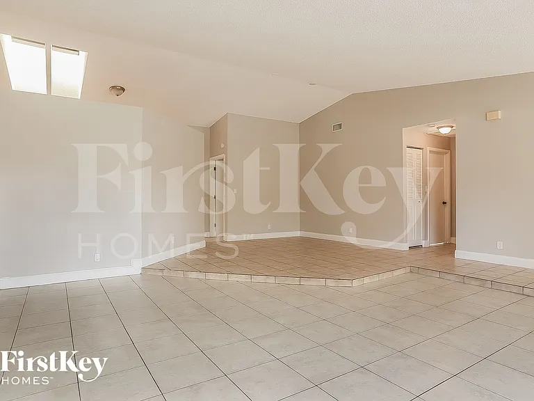 1013 SW 49th Ave — Photo 4