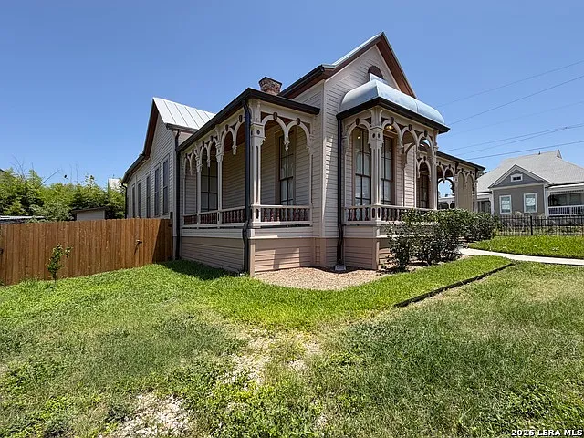 1133 E Crockett St — Photo 3