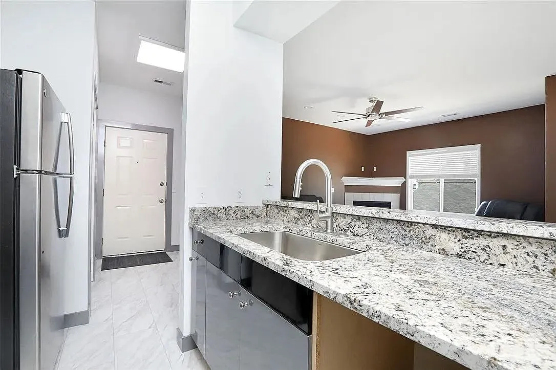 2 bed, 1000 sqft, $1,200 — Photo 4