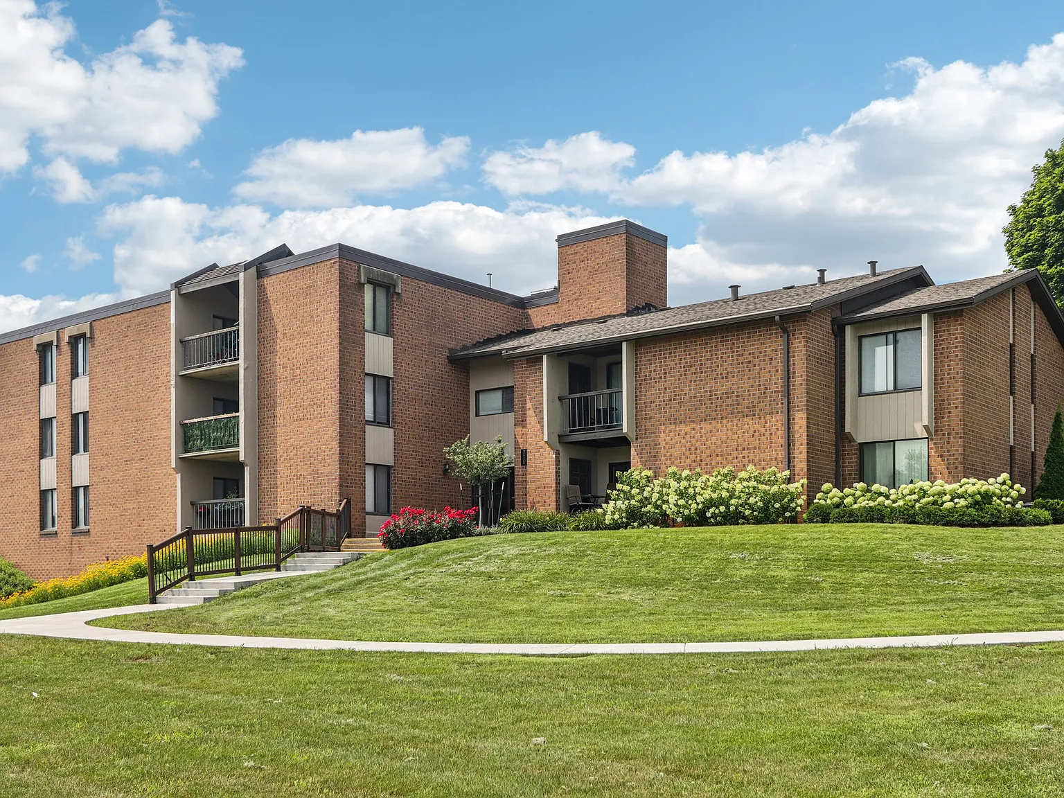 Park Plaza Apartments — Photo 1