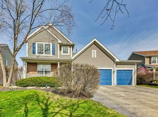 8 Winterberry Ct, Streamwood, IL 60107