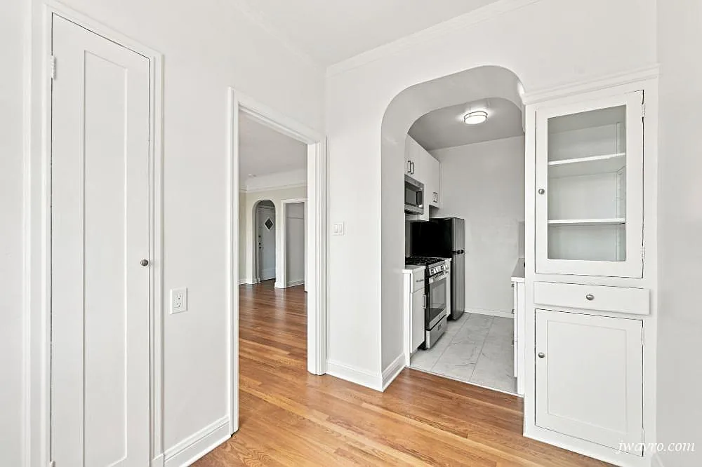 Bright Spacious Top Floor New Remodeled View Studio! — Photo 3