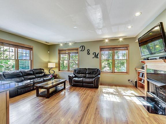 3rd image of 613 N Paulina St