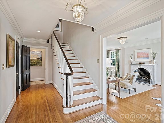 5th image of 1555 Queens Rd