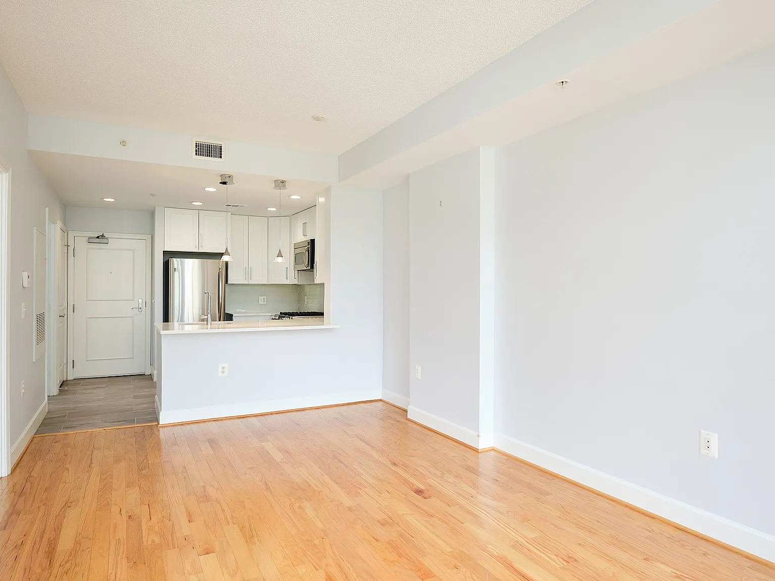 1 bed, 669 sqft, $2,050 — Photo 2